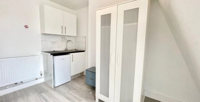 Room 4, Second floor, 807c High Road